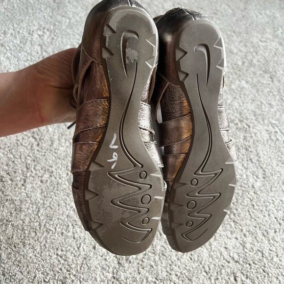 Earthies Kacy Women's Size 6 Metallic Leather Caged Gladiator Sandals Flats - Picture 4 of 5